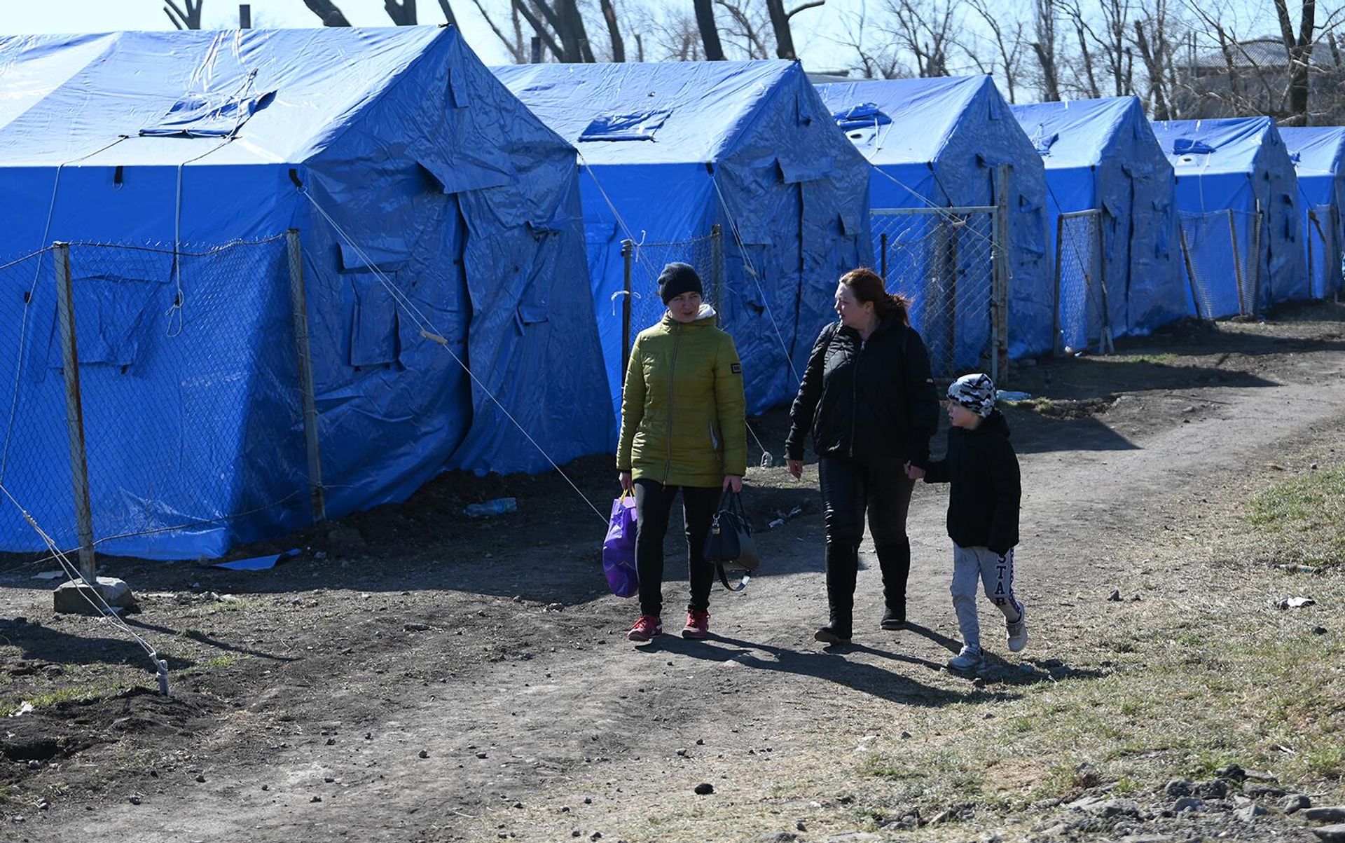 Беженцы из Мариуполя в пункте временного размещения, организованном МЧС ДНР в селе Безыменное Беженцы из Мариуполя в пункте временного размещения, организованном МЧС ДНР в селе Безыменное - Sputnik Արմենիա, 1920, 19.04.2022