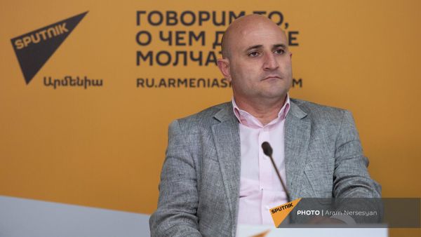 Մեխակ Ապրեսյանը «Ղրիմ-Հայաստան-Բելառուս. փոխադարձ համագործակցության ուղիները» թեմայով տեսակամուրջի ժամանակ (19 ապրիլի, 2022թ). Երևան - Sputnik Արմենիա