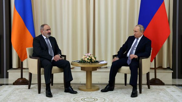 Премьер-министр Армении Никол Пашинян и президент РФ Владимир Путин во время встречи (19 апреля 2022). Москва - Sputnik Армения