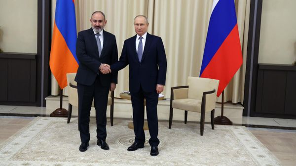 Премьер-министр Армении Никол Пашинян и президент РФ Владимир Путин во время встречи (19 апреля 2022). Москва - Sputnik Армения