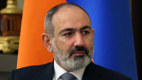 Премьер-министр Армении Никол Пашинян на встрече с президентом РФ Владимиром Путиным (19 апреля 2022). Москва - Sputnik Армения
