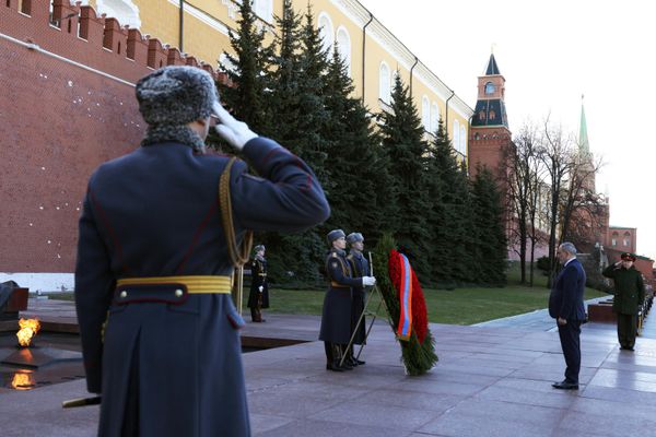 Премьер-министр Армении Никол Пашинян (справа на втором плане) на церемонии возложения венка к Могиле Неизвестного Солдата в Александровском саду. - Sputnik Армения