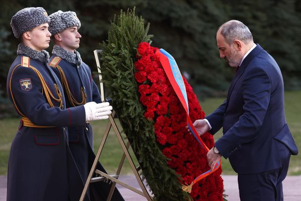 Премьер-министр Никол Пашинян на церемонии возложения венка к Могиле Неизвестного солдата в Александровском саду (20 апреля 2022). Москва - Sputnik Армения