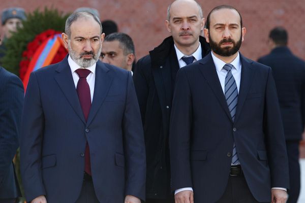 Премьер-министр Никол Пашинян и министр иностранных дел Арарат Мирзоян на церемонии возложения венка к Могиле Неизвестного Солдата в Александровском саду (20 апреля 2022). Москва - Sputnik Армения