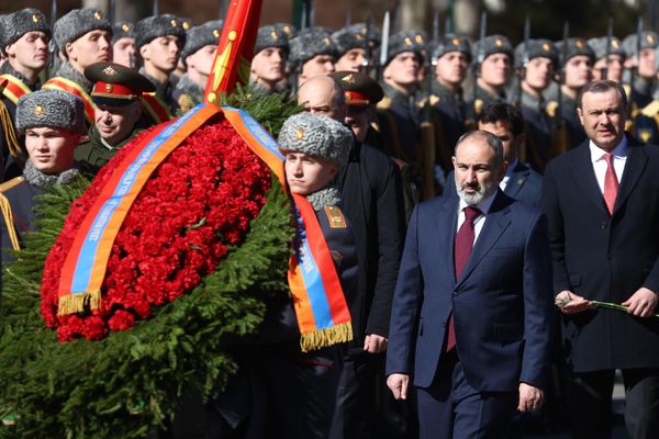 Премьер-министр Никол Пашинян на церемонии возложения венка к Могиле Неизвестного Солдата в Александровском саду (20 апреля 2022). Москва - Sputnik Армения
