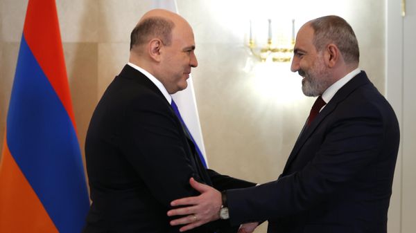 Премьер-министр Армении Никол Пашинян и председатель правительства РФ Михаил Мишустин на встрече (20 апреля 2022). Москва - Sputnik Армения
