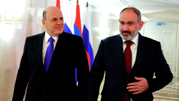 Премьер-министр Армении Никол Пашинян и председатель правительства РФ Михаил Мишустин на встрече (20 апреля 2022). Москва - Sputnik Армения