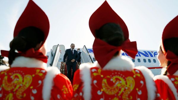 Премьер-министра Армении Никола Пашиняна встречают в аэропорту Стригино имени Чкалова (20 апреля 2022). Нижний Новгород - Sputnik Армения