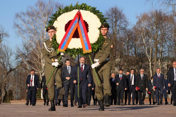 Премьер-министр Никол Пашинян возложил венок у вечного огня в память о погибших в Великой Отечественной войне (20 апреля 2022). Нижний Новгород - Sputnik Армения
