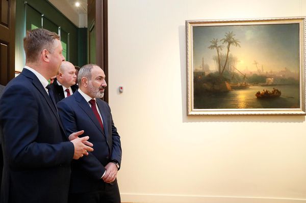 Премьер-министр Никол Пашинян рассматривает экспонаты Нижегородского гос. художественного музея (20 апреля 2022). Нижний Новгород - Sputnik Армения