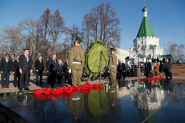 Премьер-министр Никол Пашинян возложил венок у вечного огня в память о погибших в Великой Отечественной войне (20 апреля 2022). Нижний Новгород - Sputnik Армения