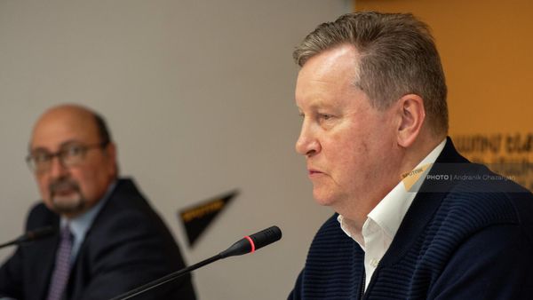 Депутат Государственной Думы РФ Олег Нилов на пресс-конференции в мультимедийном пресс-центре Sputnik Армения (21 апреля 2022). Еревaн - Sputnik Армения