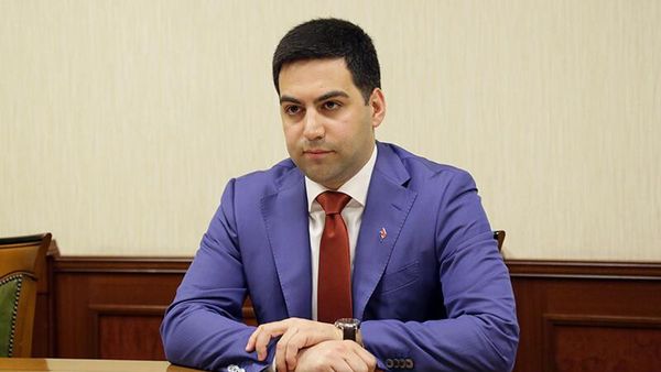 Председатель КГД Рустам Бадасян принял делегацию, возглавляемую членом Коллегии (министром) по таможенному сотрудничеству ЕЭК Максимом Мамиткановым (21 апреля 2022). Еревaн - Sputnik Армения
