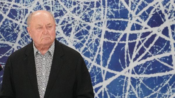 Тренер Алексей Мишин наблюдает за выступлением спортсменов в Кубке Первого канала по фигурному катанию (26 марта 2022). Саранск - Sputnik Армения