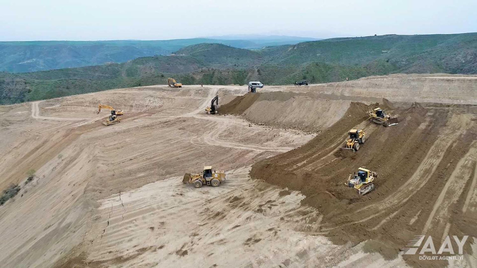 Ադրբեջանի ավտոմոբիլային ճանապարհների պետական գործակալությունը Բերձորի շրջանցմամբ նոր ճանապարհի կառուցման լուսանկարներ է հրապարակել - Sputnik Արմենիա, 1920, 21.04.2022