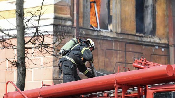 Сотрудники пожарной службы тушат пожар в здании Центрального научно-исследовательского института войск Воздушно-космической обороны (21 апреля 2022). Тверь - Sputnik Армения