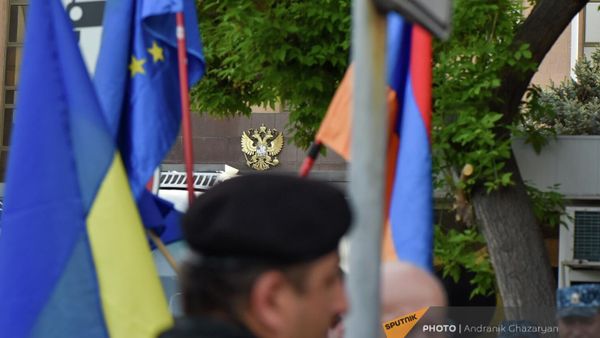 Акция протеста у российского посольства (21 апреля 2022). Еревaн - Sputnik Армения
