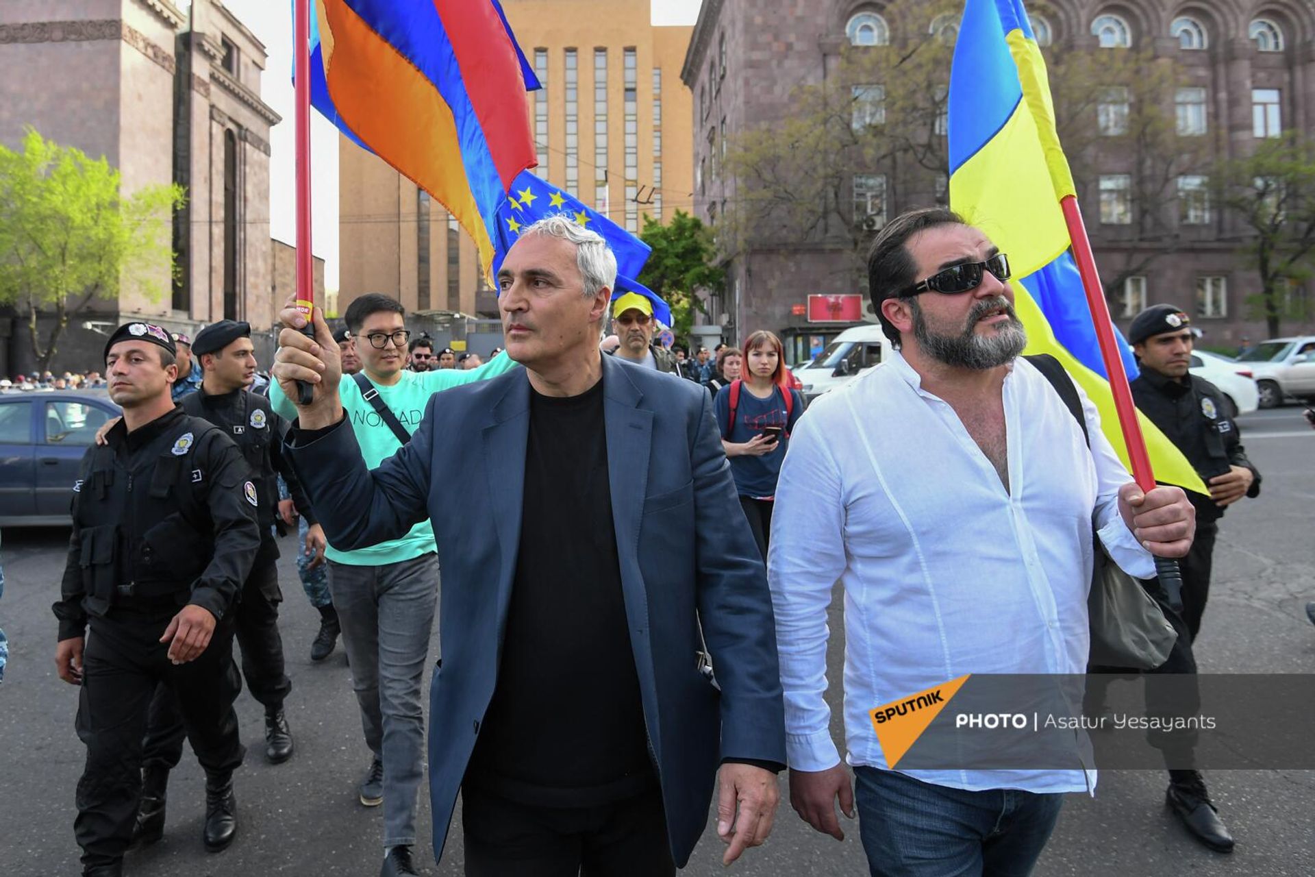Тигран Хзмалян во время акции протеста у российского посольства (21 апреля 2022). Еревaн - Sputnik Արմենիա, 1920, 21.04.2022