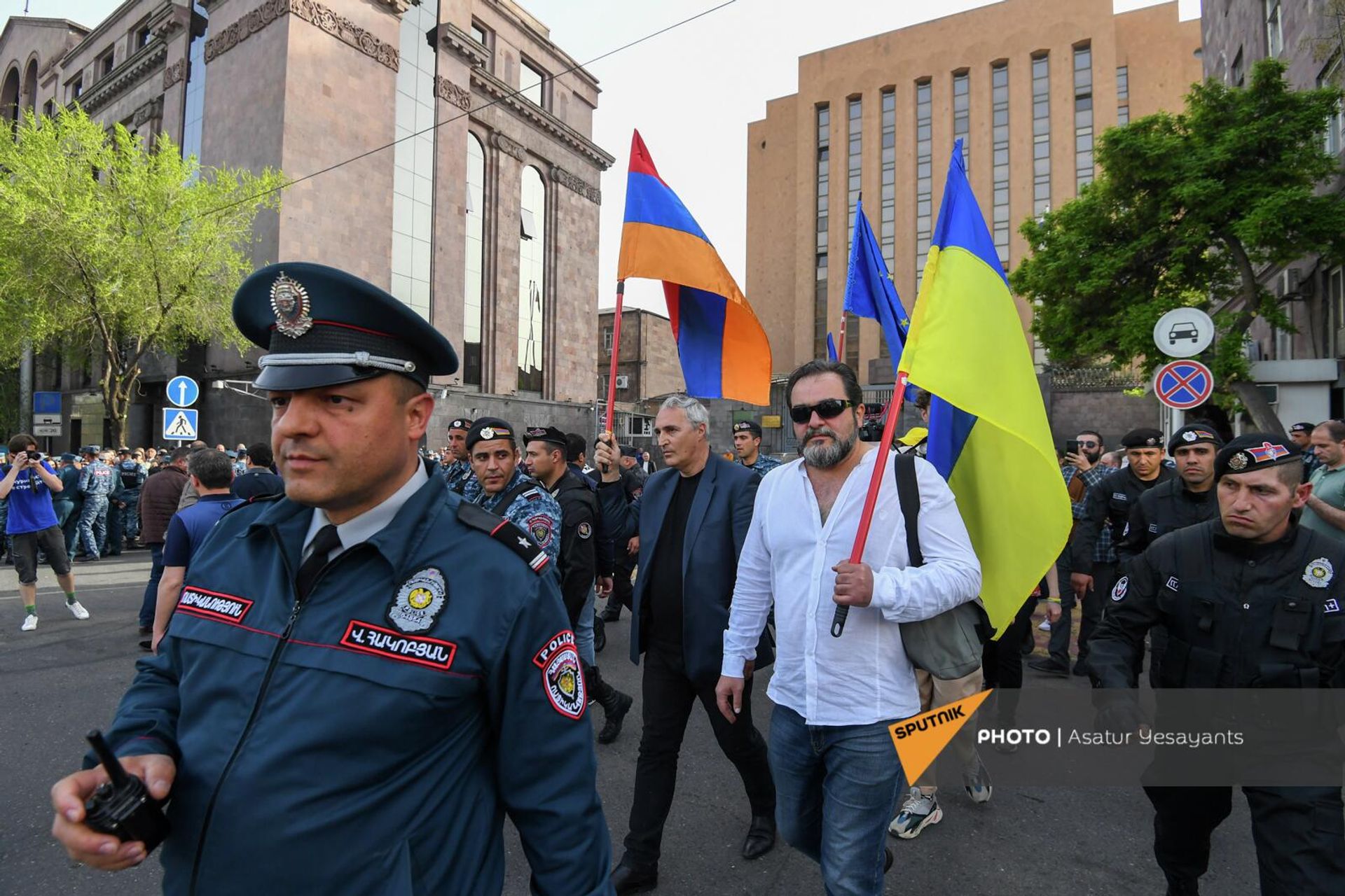 Тигран Хзмалян во время акции протеста у российского посольства (21 апреля 2022). Еревaн - Sputnik Армения, 1920, 21.04.2022