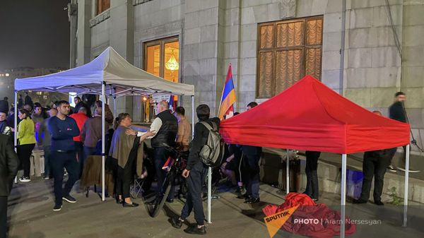 44-օրյա պատերազմում զոհվածների ծնողներն Ազատության հրապարակում վրան տեղադրեցին - Sputnik Արմենիա