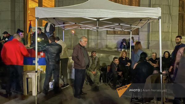 Сбор подписей в палатках во время акции протеста на площади Свободы (21 апреля 2022). Еревaн - Sputnik Армения