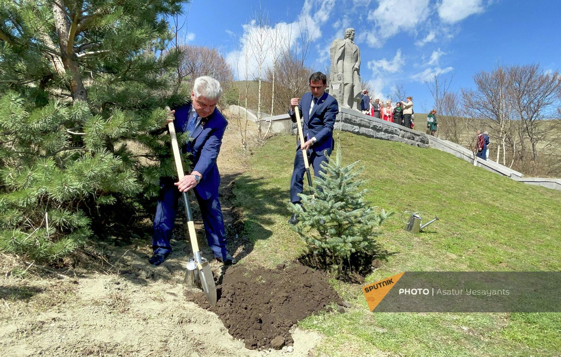 Посадка памятной ели на церемонии открытия памятника Александру Пушкину на Пушкинском перевале (22 апреля 2022). Степанаван - Sputnik Արմենիա, 1920, 22.04.2022