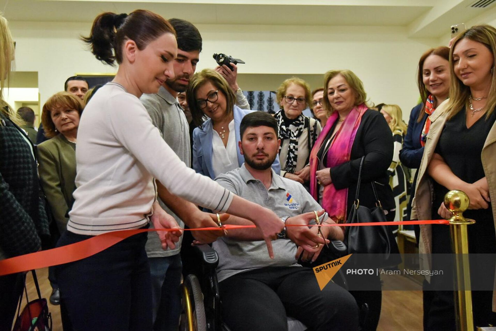 Директор Дома солдата Айкуи Минасян и участник 44-дневной войны Сергей Амбарцумян перерезают красную ленточку на открытии лаборатории им. Норайра Шахбазяна (22 апреля 2022). Еревaн - Sputnik Армения, 1920, 22.04.2022
