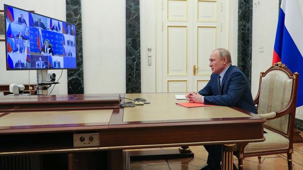 Президент России Владимир Путин проводит в режиме видеоконференции оперативное совещание с постоянными членами Совета безопасности РФ (22 апреля 2022). Москвa - Sputnik Армения