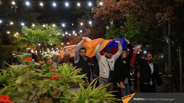 Шествие участников движения 5165 к площади Свободы (22 апреля 2022). Еревaн - Sputnik Армения