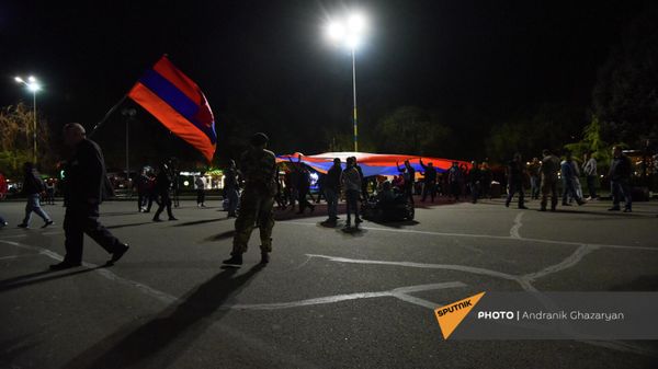 44-օրյա պատերազմում զոհված զինծառայողների ծնողները փակեցին Ֆրանսիայի հրապարակը - Sputnik Արմենիա
