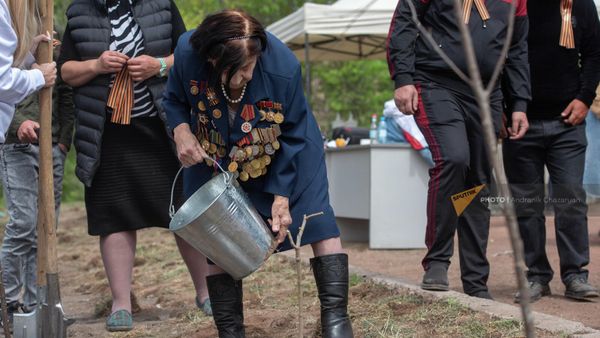Посадка деревьев в Саде памяти в Парке Победы в память о павших на фронтах Великой Отечественной войны (23 апреля 2022). Еревaн - Sputnik Армения
