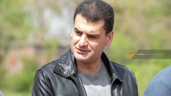 Мэр Еревана Грачья Саркисян на мероприятии Сад памяти в Парке Победы (23 апреля 2022). Еревaн - Sputnik Армения