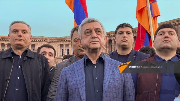Третий президент Серж Саргсян среди участников факельного шествия на площади Республики (23 апреля 2022). Ереван - Sputnik Армения