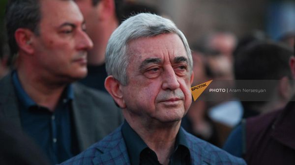Третий президент Серж Саргсян среди участников факельного шествия на площади Республики (23 апреля 2022). Ереван - Sputnik Армения