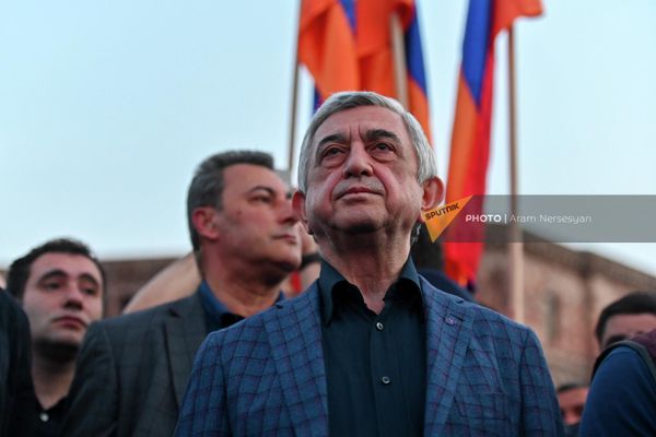 Третий президент Серж Саргсян среди участников факельного шествия на площади Республики (23 апреля 2022). Ереван - Sputnik Армения