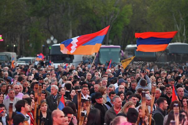 Участники акции с флагами Армении и Арцаха - Sputnik Армения