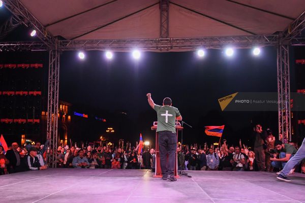 Активист выступает перед участниками факельного шествия на площади Республики (23 апреля 2022). Ереван - Sputnik Армения