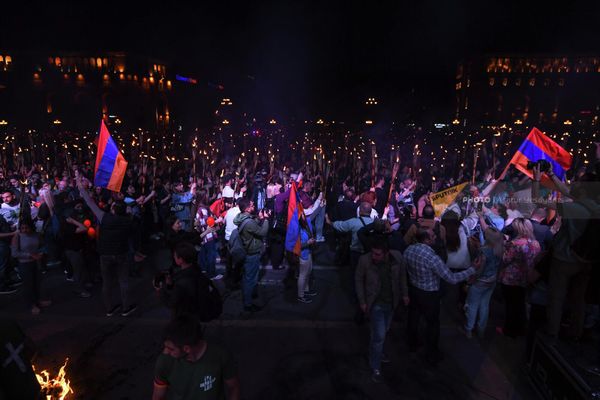 Участники факельного шествия поют "главную песню" акции "Зартир, Лао" - Sputnik Армения