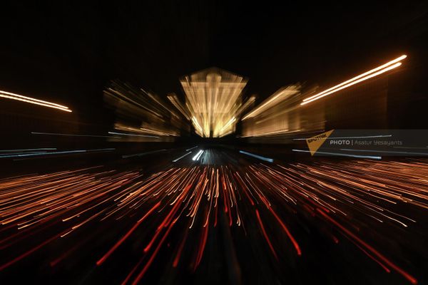Участники факельного шествия проходят мимо здания Национального собрания на проспекте Баграмяна (23 апреля 2022). Еревaн - Sputnik Армения