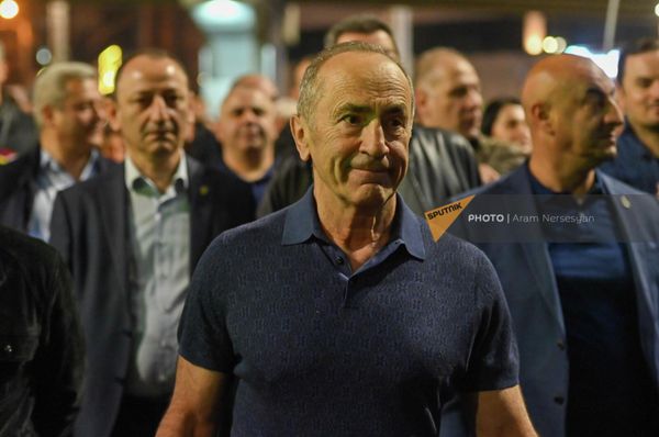 Второй президент Роберт Кочарян среди участников факельного шествия (23 апреля 2022). Ереван - Sputnik Армения