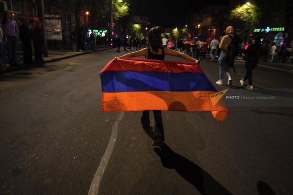 Молодая участница факельного шествия на улице Киевян (23 апреля 2022). Еревaн - Sputnik Армения