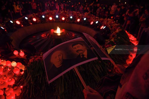 Участники факельного шествия в мемориальном комплексе Цицернакаберд (23 апреля 2022). Еревaн - Sputnik Армения