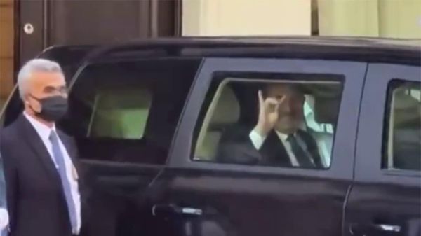 Мевлют Чавушоглу делает рукой фирменный жест Серых волков — националистической турецкой организации - Sputnik Армения