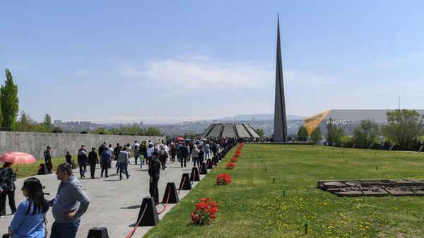Мемориальный комплекс Цицернакаберд в день памяти 107-й годовщины Геноцида армян (24 апреля 2022). Еревaн - Sputnik Армения