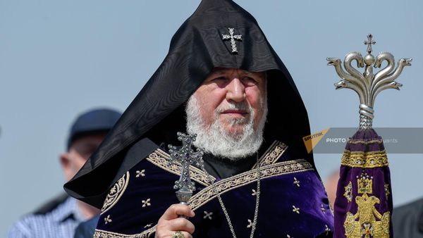 Католикос Гарегин Второй в мемориальном комплексе Цицернакаберд (24 апреля 2022). Ереван - Sputnik Армения