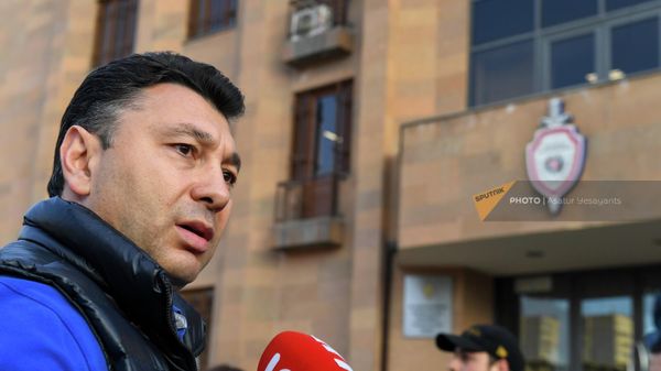 Эдуард Шармазанов у здания полиции административного района Кентрон (25 апреля 2022). Еревaн - Sputnik Армения