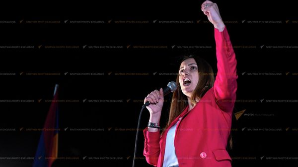 Депутат Анна Григорян выступает перед активистами марша осведомленности Проснись, Лао на площади Франции (25 апреля 2022). Еревaн - Sputnik Армения
