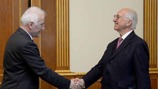 Президент Ваагн Хачатурян встретился с председателем Совета армян Франции, почетным председателем компании Грант Торнтон Армения Даниелом Кюркджяном (25 апреля 2022)․ Еревaн - Sputnik Армения