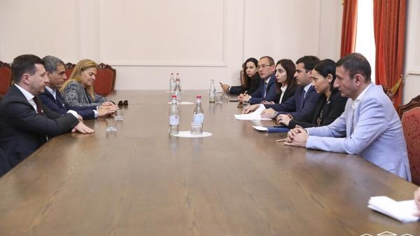 ԱԺ փոխնախագահ Հակոբ Արշակյանը, ԱԺ Հայաստան-Իսրայել բարեկամական խմբի ղեկավար Ծովինար Վարդանյանը, խմբի անդամներ Բաբկեն Թունյանը, Մարիա Կարապետյանը և Միքայել Թումասյանը հանդիպել են Քնեսեթի Իսրայել-Հայաստան բարեկամության խմբի նախագահ Մոսի Ռազի գլխավորած պատվիրակության հետ (25 ապրիլի, 2022թ). Երևան - Sputnik Արմենիա