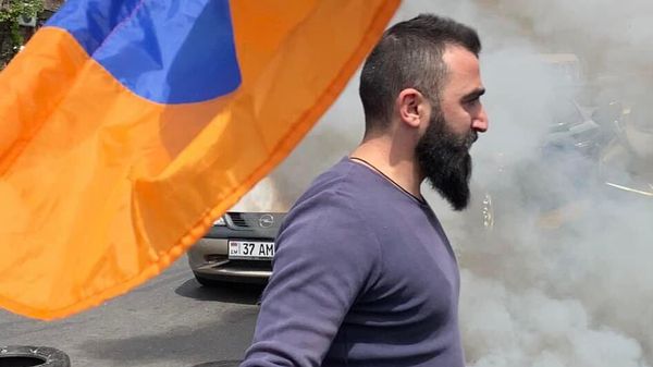 Молодежное крыло партии Дашнакцутюн перекрыло движение на проспекте Комитаса в рамках акции по информированию Присоединяйтесь (26 апреля 2022). Еревaн - Sputnik Армения